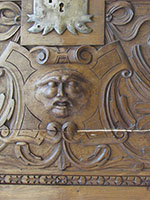 Detalle de restauración de un bargueño